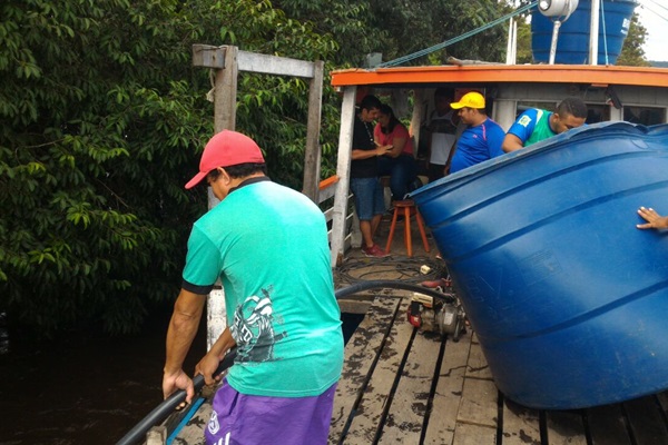 Prefeito visita moradores afetados pela cheia do rio Jari.
